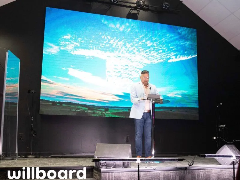 Prédica con pantalla Willboard de fondo